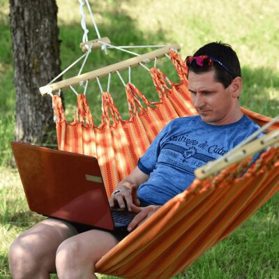 Home office in a hammock and garden: this is how working outside works - 