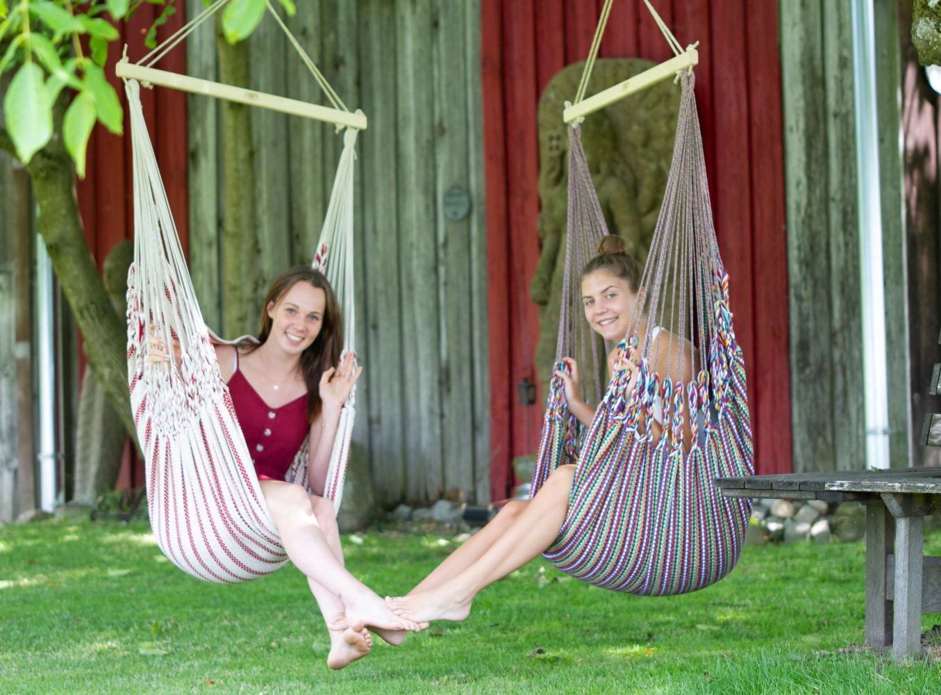 Bild M&auml;dchen H&auml;ngesessel abheben mit Chico